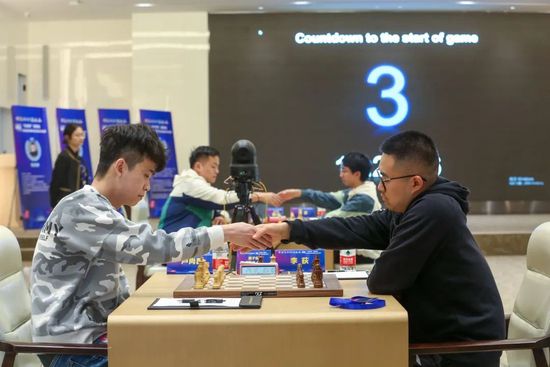 帕茲仿佛已經擁有完善的糊口，工作、愛人、伴侣無一不缺，但依然感覺少了什麼。她一向覺得哪裡不對勁，是以而感应沮喪受挫，不敢找人分享本身的感触感染。在瀕臨崩潰之際，她參加一名神祕年夜師阿米爾納拉揚主持的独特療程。第一步是要她說出本身內心想的所有工作。她照做了，直言不諱、绝不留情說出內心的話，居然讓身邊的人大白誰才是老迈！有趣的路程正要展開，這個「新帕茲」俄然間再次學會了若何微笑。